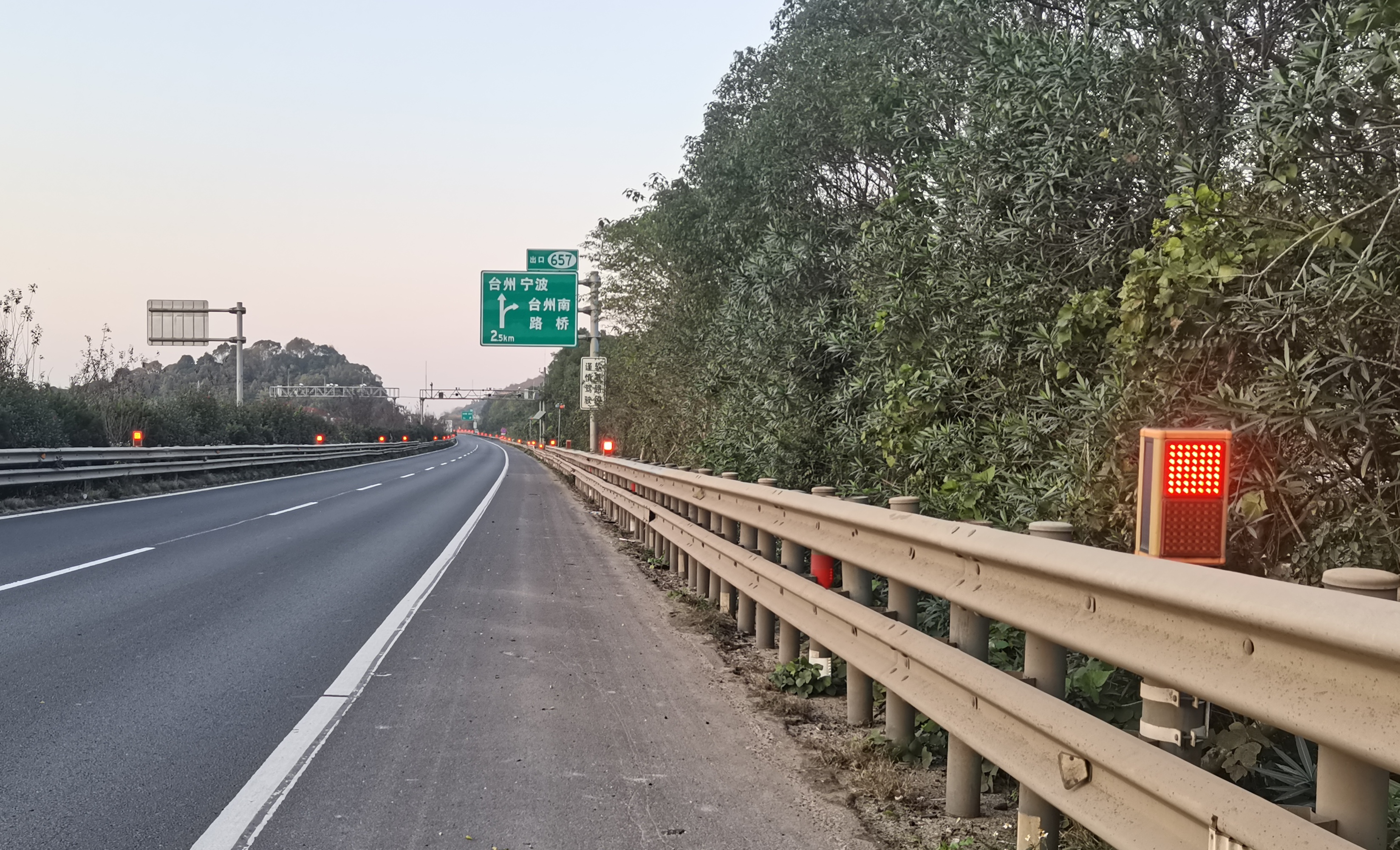 1639556487543861.jpg 黄岩秀岭水库库区路段安装的智能雾灯.jpg
