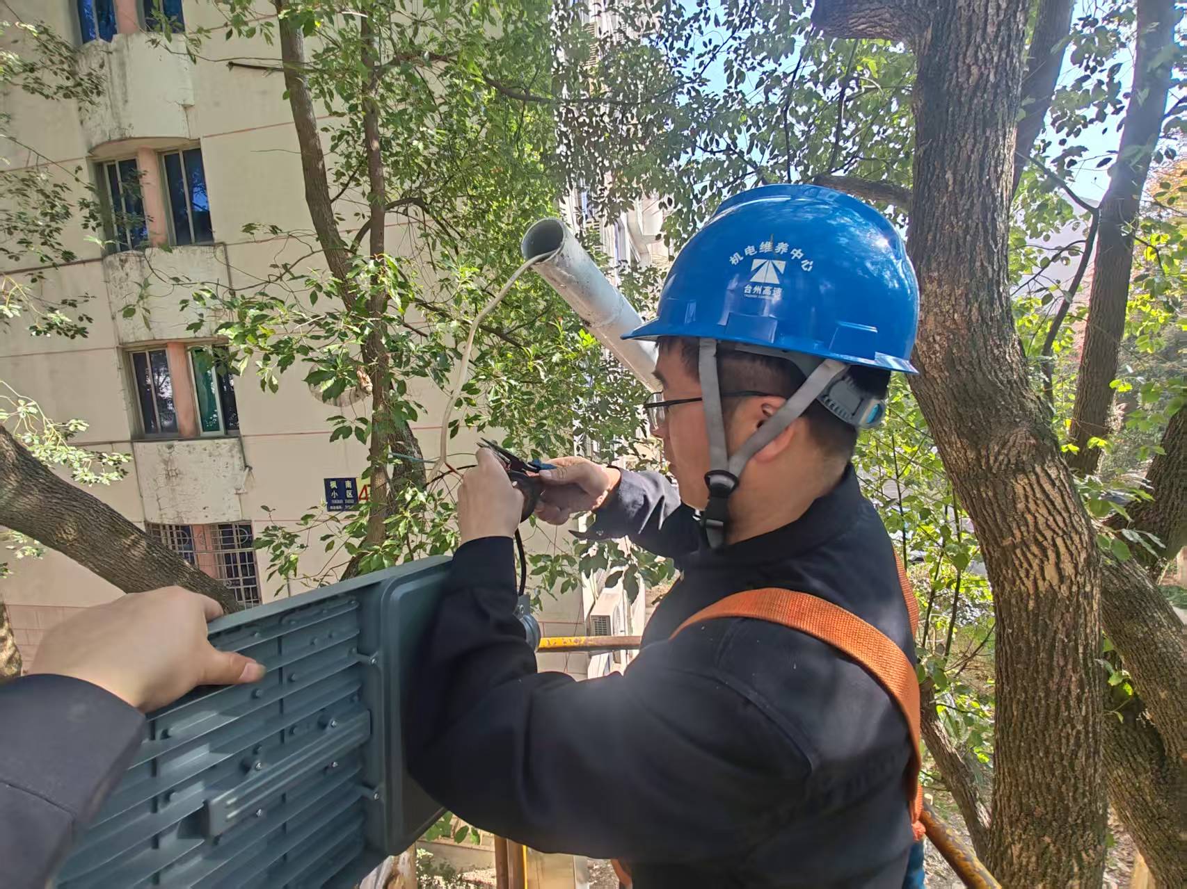 1766023274571901.jpg 路灯维修中1.jpg