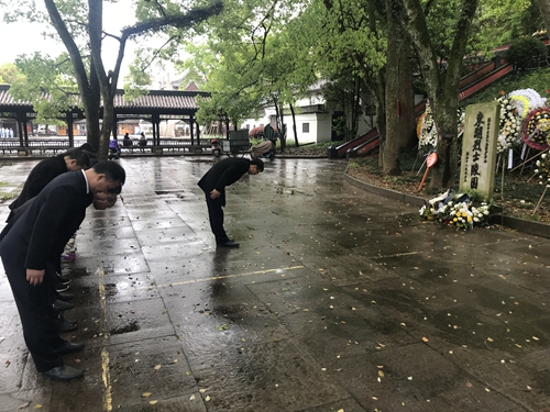图为向革命先烈鞠躬默哀 程剑摄_副本.jpg