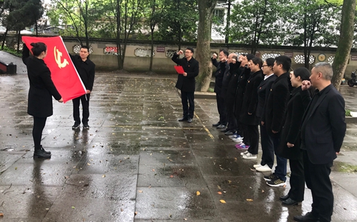 图为重温入党誓词 程剑摄_副本.jpg