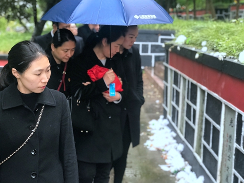 图为瞻仰烈士墓碑 陈莹摄_副本.jpg