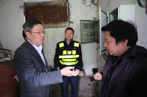 公司领导陈文波一行检查塘岭水泵房_副本.jpg
