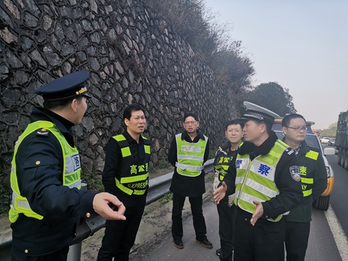 20190424道路、隧道安全组对沿线开展节前暨防汛防台安全检查 图为检查组一行对高边坡进行安全检查_副本.jpg