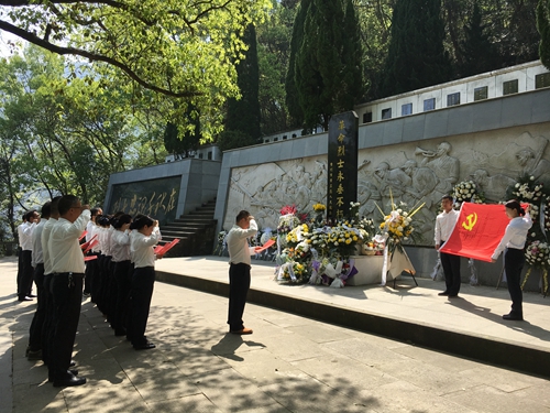 图为重温入党誓词(夏莲萍摄)_副本.jpg