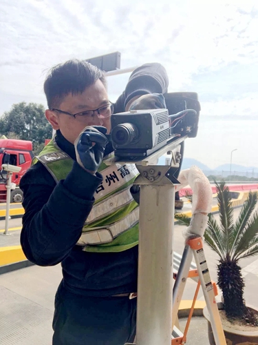 图为工作人员在调节摄像头焦距_副本.jpg
