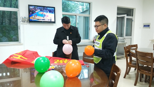 201903181布置餐厅 陈智慧摄_副本.jpg
