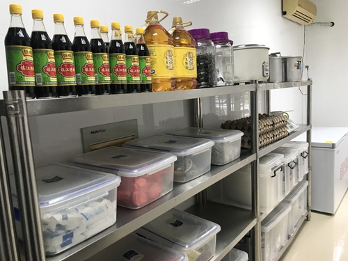 图为食堂仓库间 陈莹摄_副本.jpg