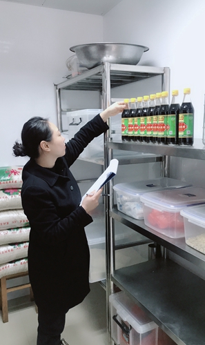 图为工作人员检查仓库存储情况 徐苏苏摄_副本.jpg