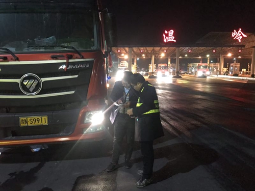 20190315图为杨相暖帮助司机解疑1_副本_副本.jpg