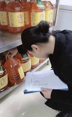 图为工作人员检查食品有效日期 徐苏苏摄_副本.jpg