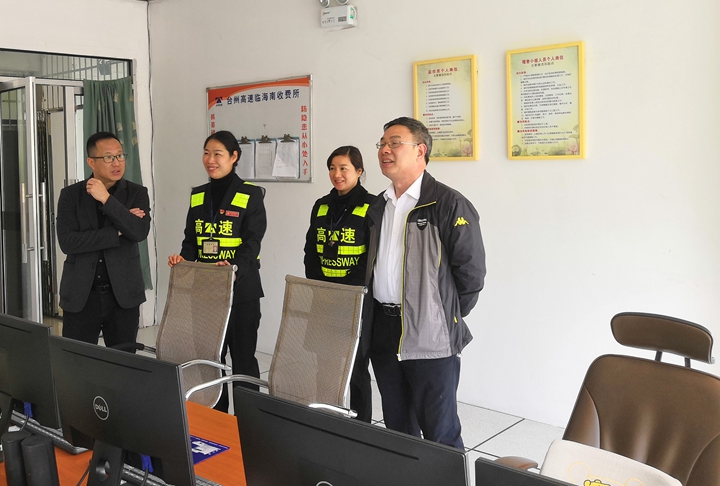 3 陈文波在临海南监控室察看收费员工作情况_副本_副本.jpg