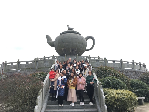 图为女职工在羊岩山景区留影(夏莲萍摄)_副本.jpg