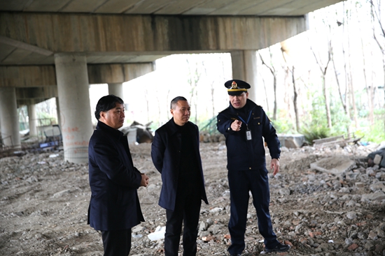 张总在查看桥下空间_副本_副本.jpg