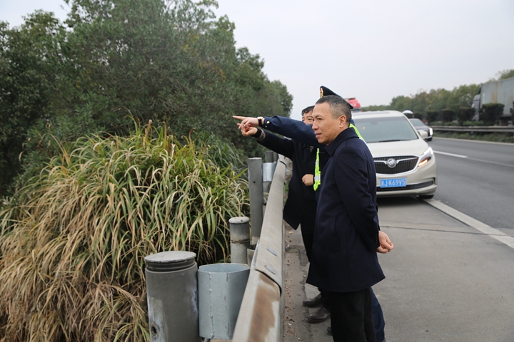 张总在踏勘院桥服务区选址_副本.jpg