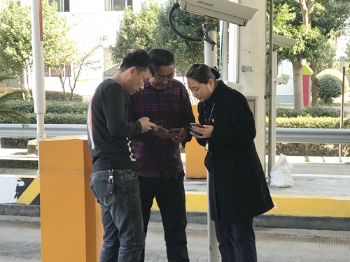 图为为司乘人员提供路况信息 陈莹摄_副本.jpg