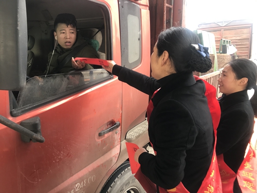 图为志愿者分发宣传单 陈莹摄=_副本.jpg