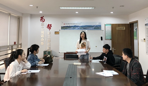 图为人力资源部对新员工进行培训_副本.jpg