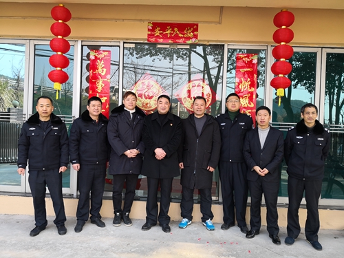 黄土岭隧道所员工提前向各司乘人员拜年李莉_副本.jpg