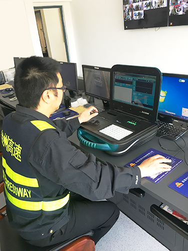 工作人员在安装便携机系统.jpg
