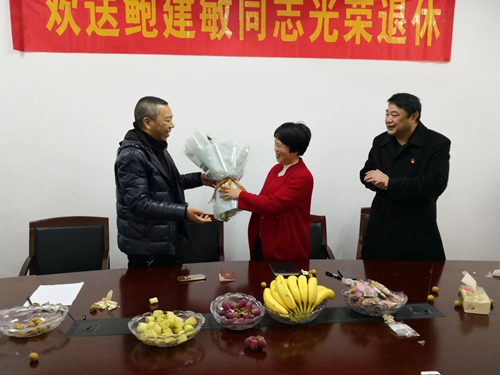 队长送花金先华摄_副本.jpg