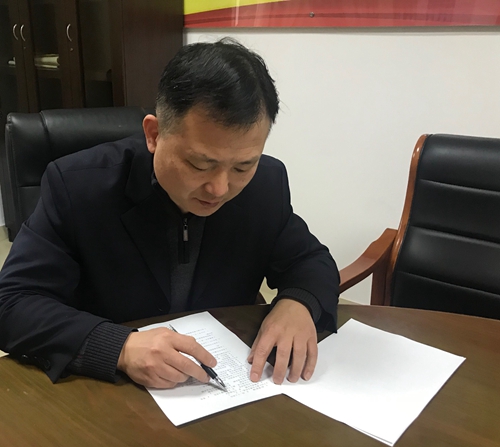 图为考试现场认真答题 陈莹摄_副本.jpg