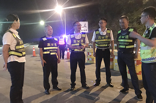 图为集团副总经理章海峰带队检查分流准备情况 陈莹摄99.jpg