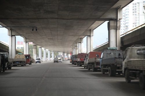 桥下空间改建的停车场_副本.jpg