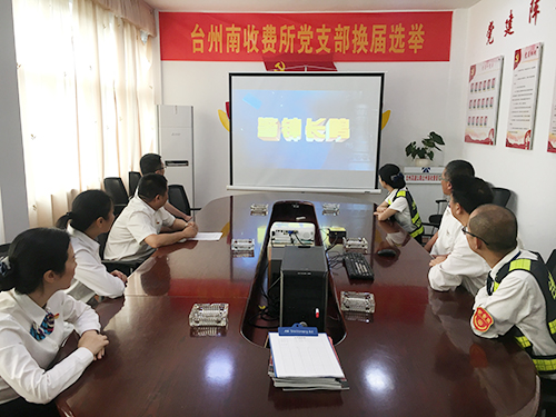 图为党员们在收看《以案为鉴 警钟长鸣》警示教育片(夏莲萍摄).jpg