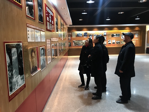 2各党员游览馆内展板内容,瞻仰革命先烈,缅怀先烈事迹 陈莹摄.jpg