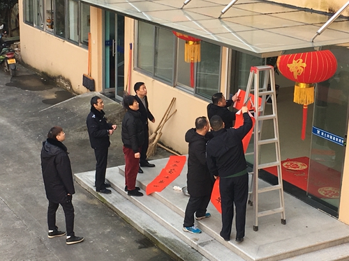 贴春联金先华摄_副本.jpg
