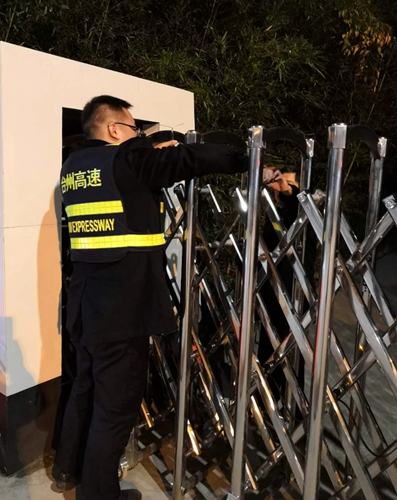 20190111图为安全员在修理伸缩门_副本.jpg
