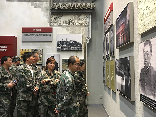 图为参观浙西南革命根据地纪念馆(夏莲萍摄)1.jpg